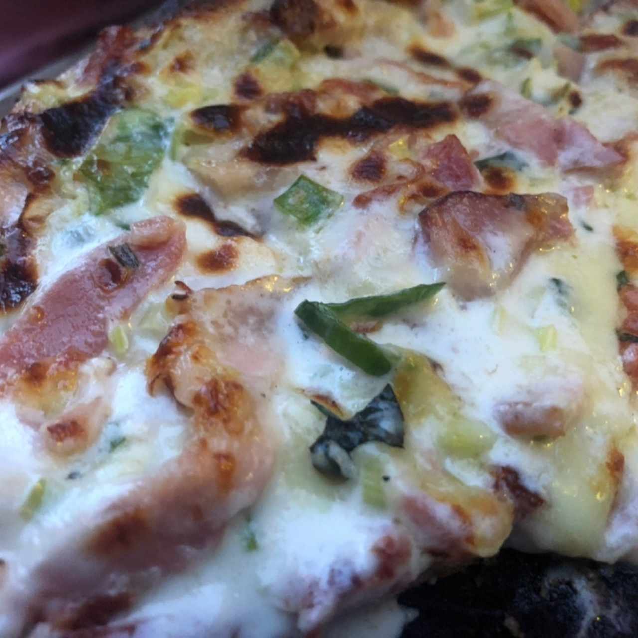 Pizza a la crema con ajoporro y tocineta