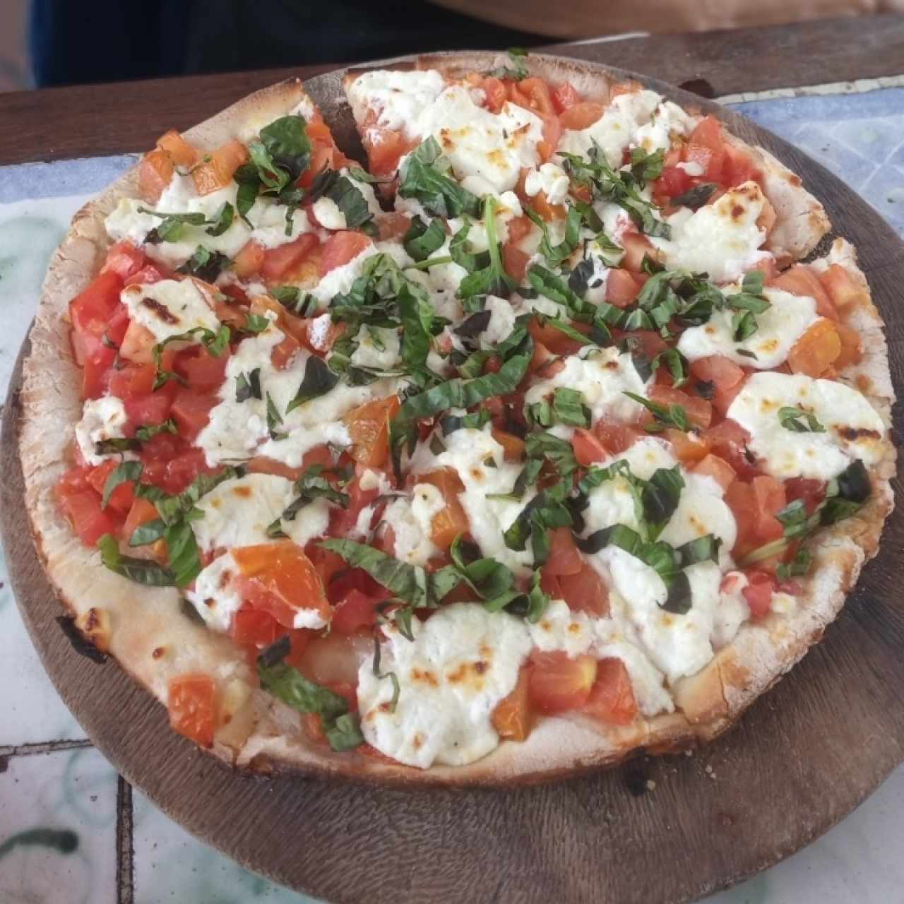 pizza capresa con queso de cabra 