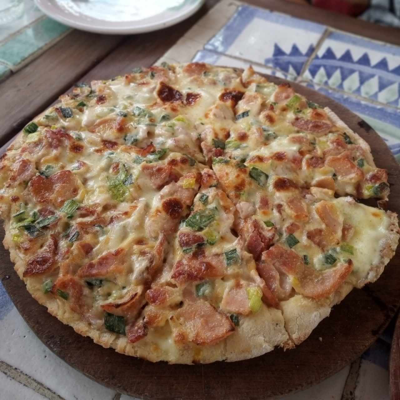 pizza a la crema de tocineta y ajoporro