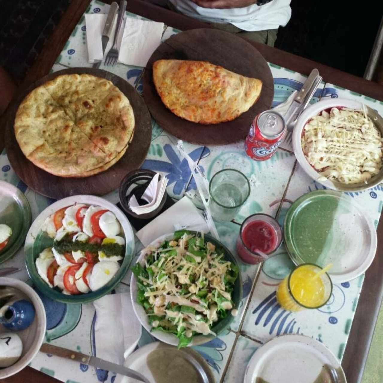calzone; Focaccia: Carpaccio; Ensalada Capresa y Ensalada Capresa. Todo muy rico.