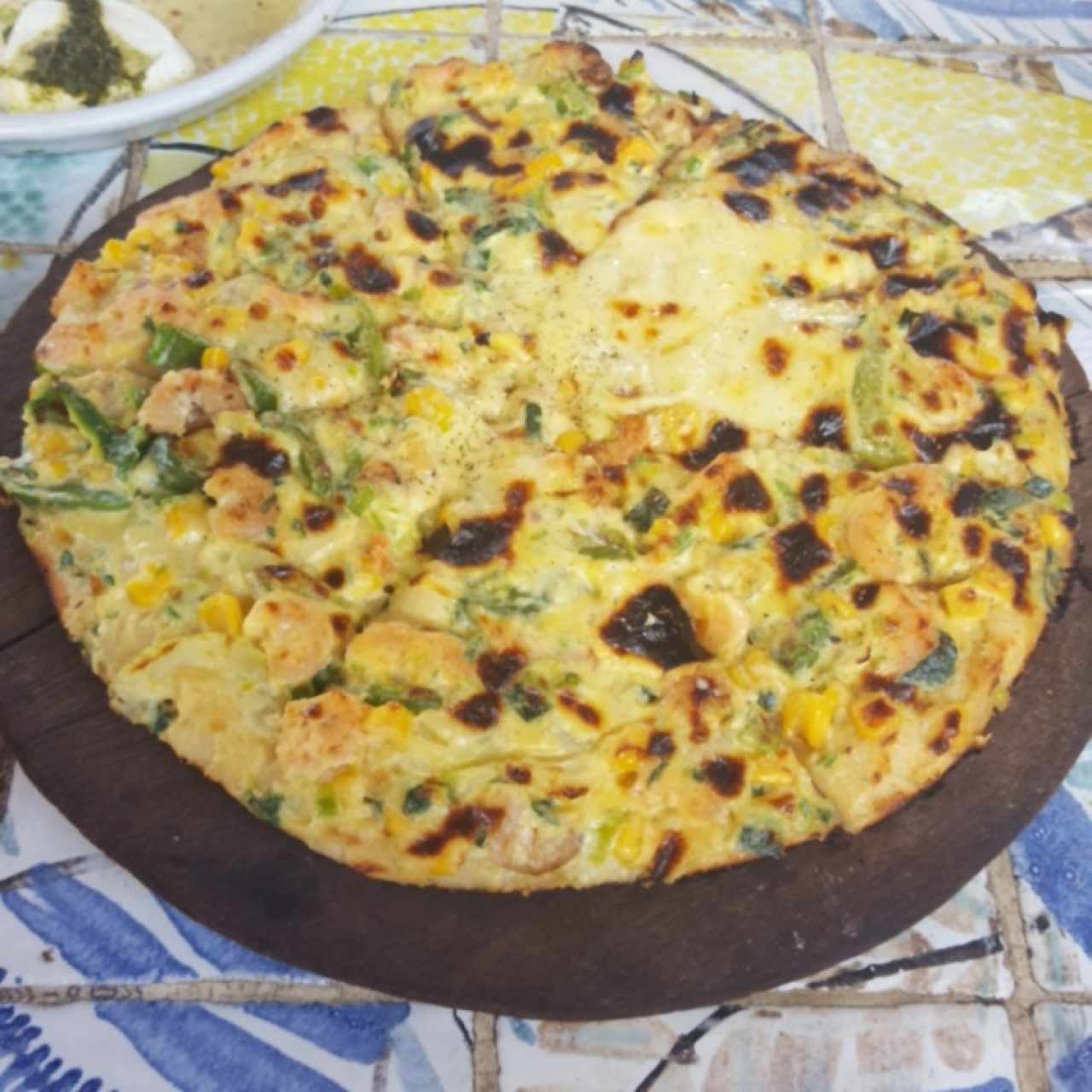 pizza a la crema de camarones y ajoporro