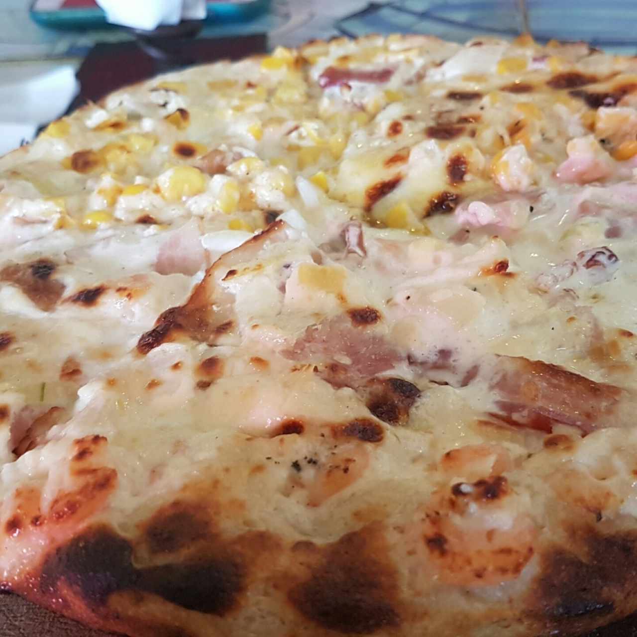 pizza de camarones y tocimeta a la crema