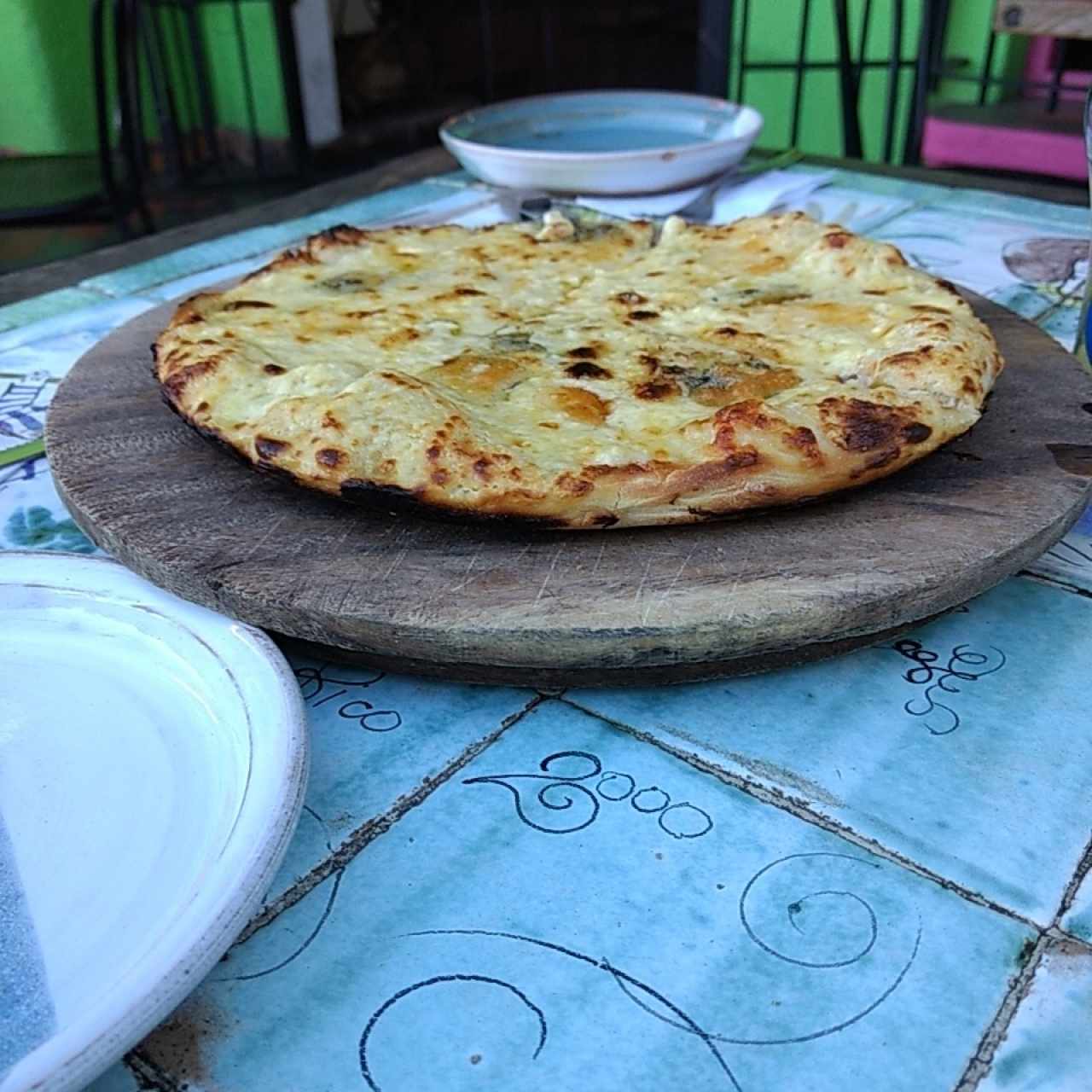 Pizza cuatro quesos a la crema
