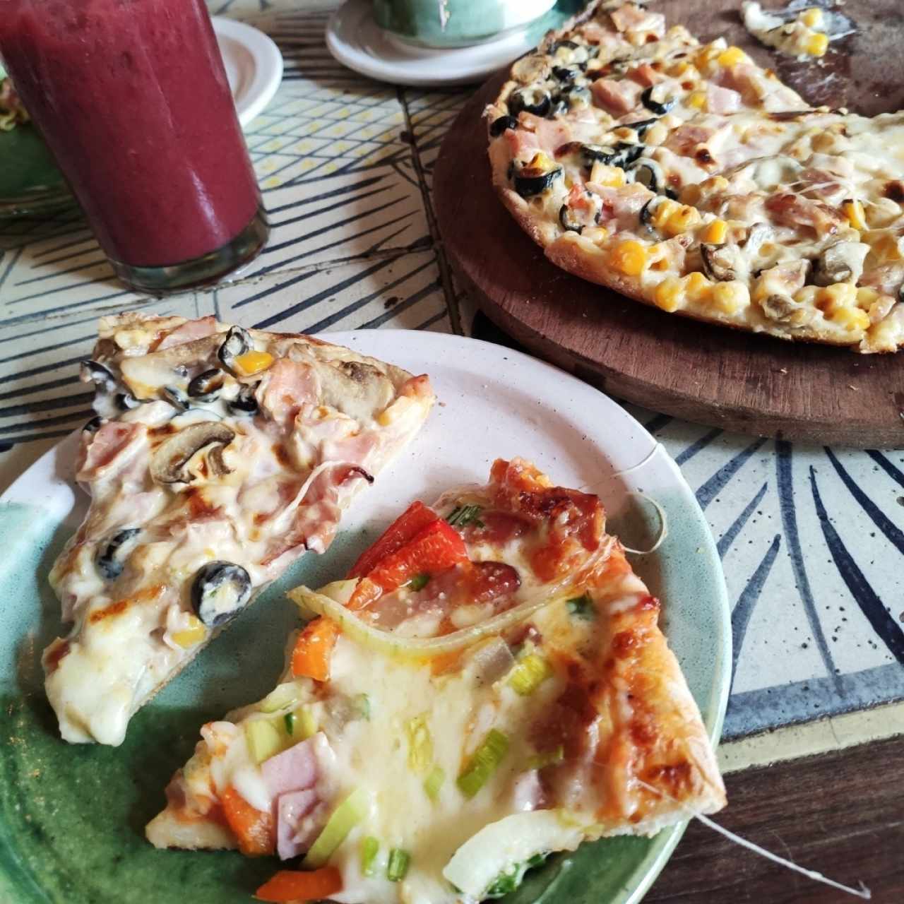 Pizza de crema y clásica con jugo de mora