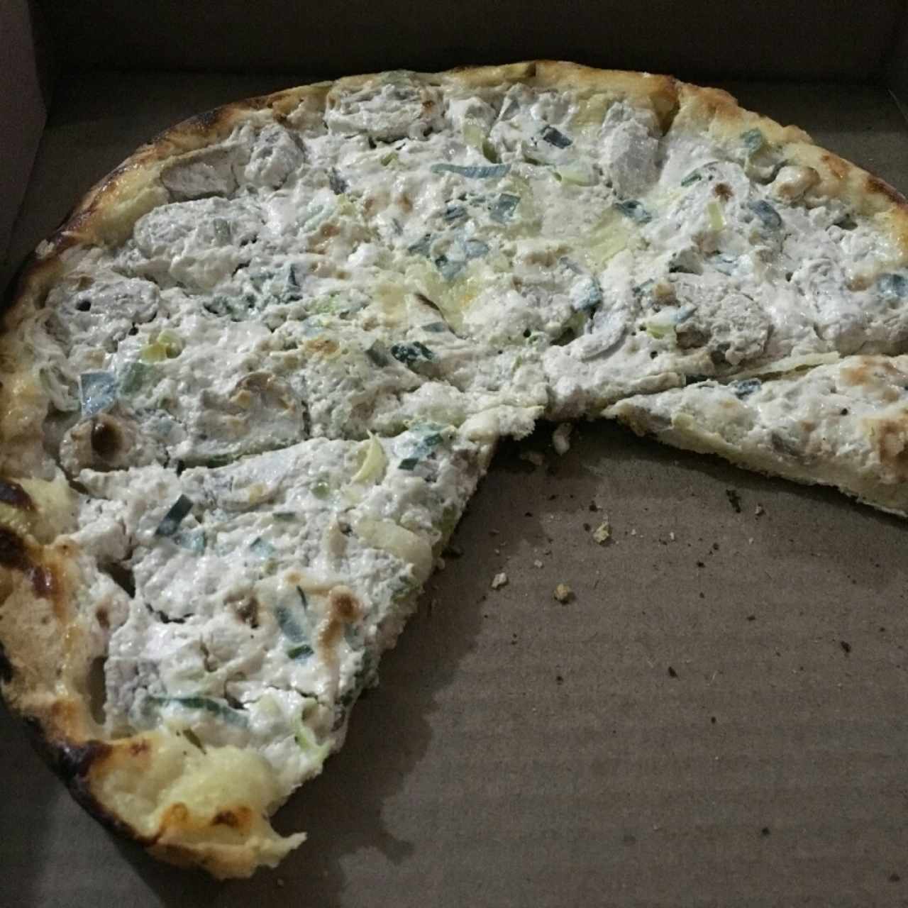 Pizza a La Crema de Ajoporro y Champiñones 