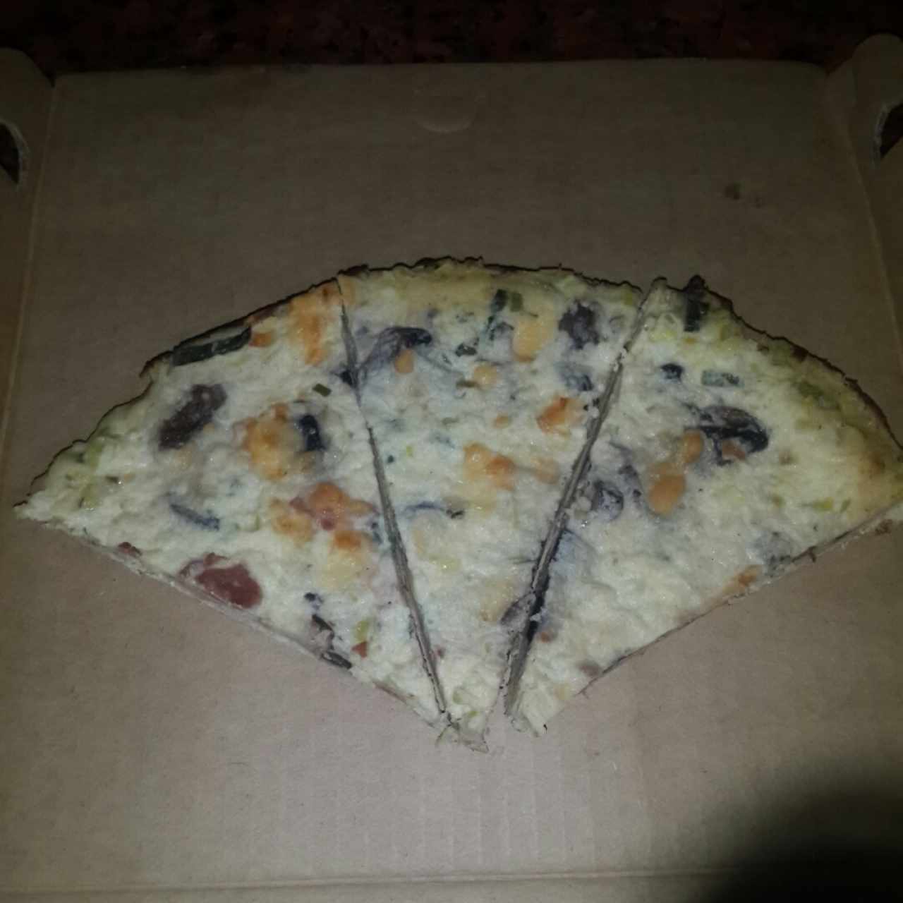 Pizza a la Crema de Hongos y Ajoporro, le falta sabor, mucha Crema de Leche