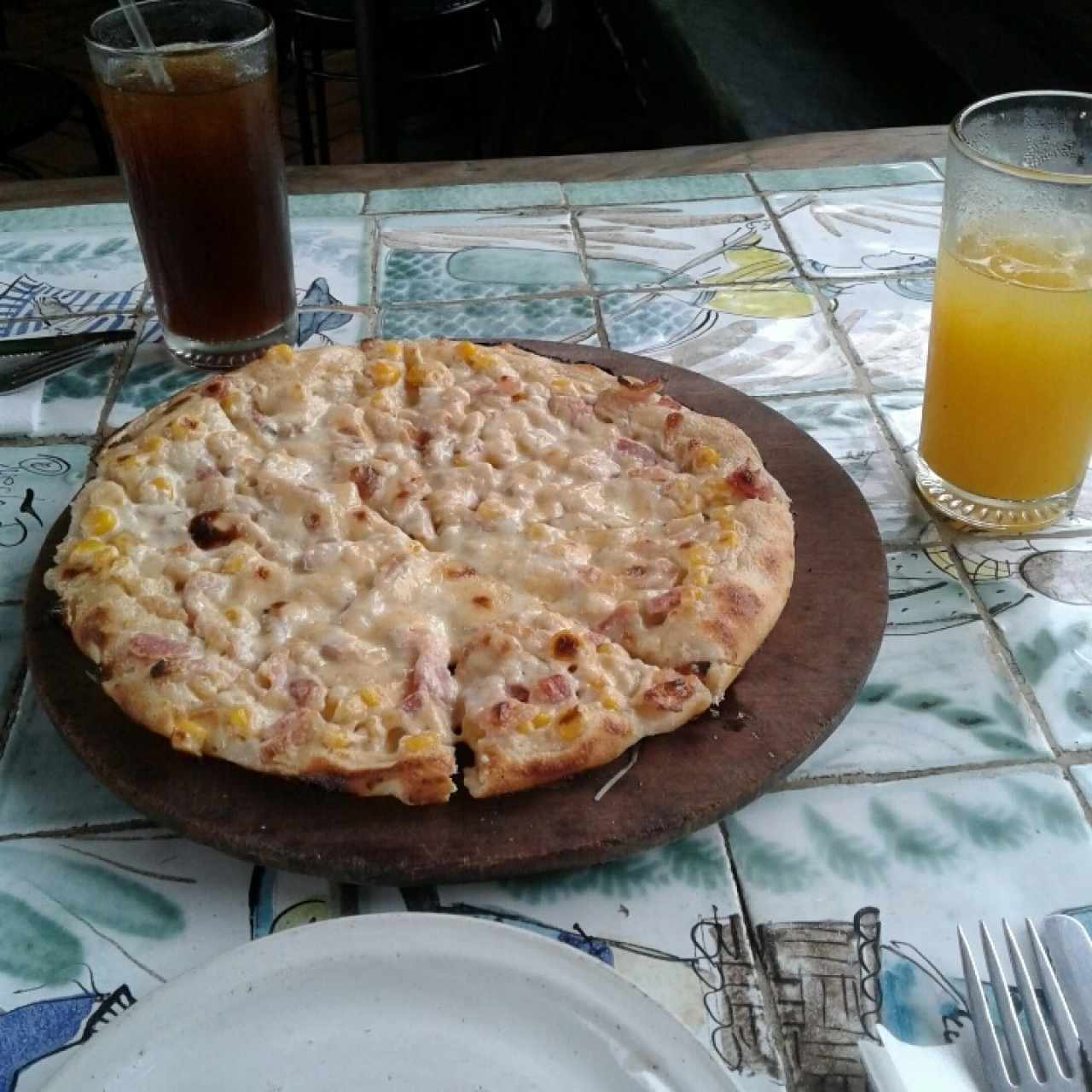 Pizza a la crema con tocineta y maíz 