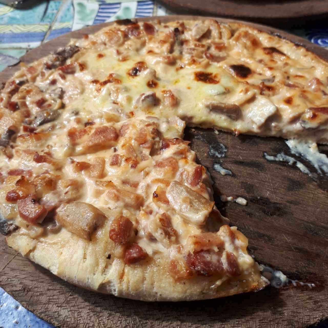 Especial de crema con tocino y hongos