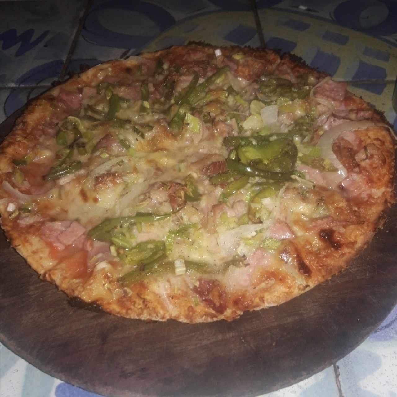 Pizza festival cebolla tocineta pimentón y ajo porro