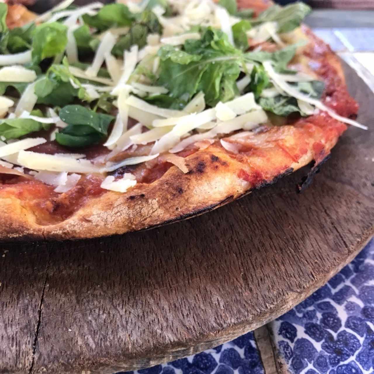 pizza de rucula y jamon serrano