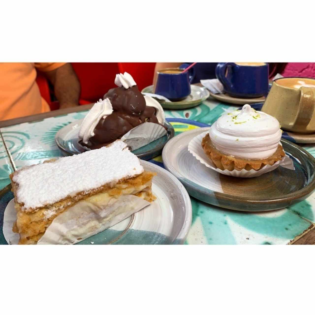Milhojas, profiterol y pie de limón
