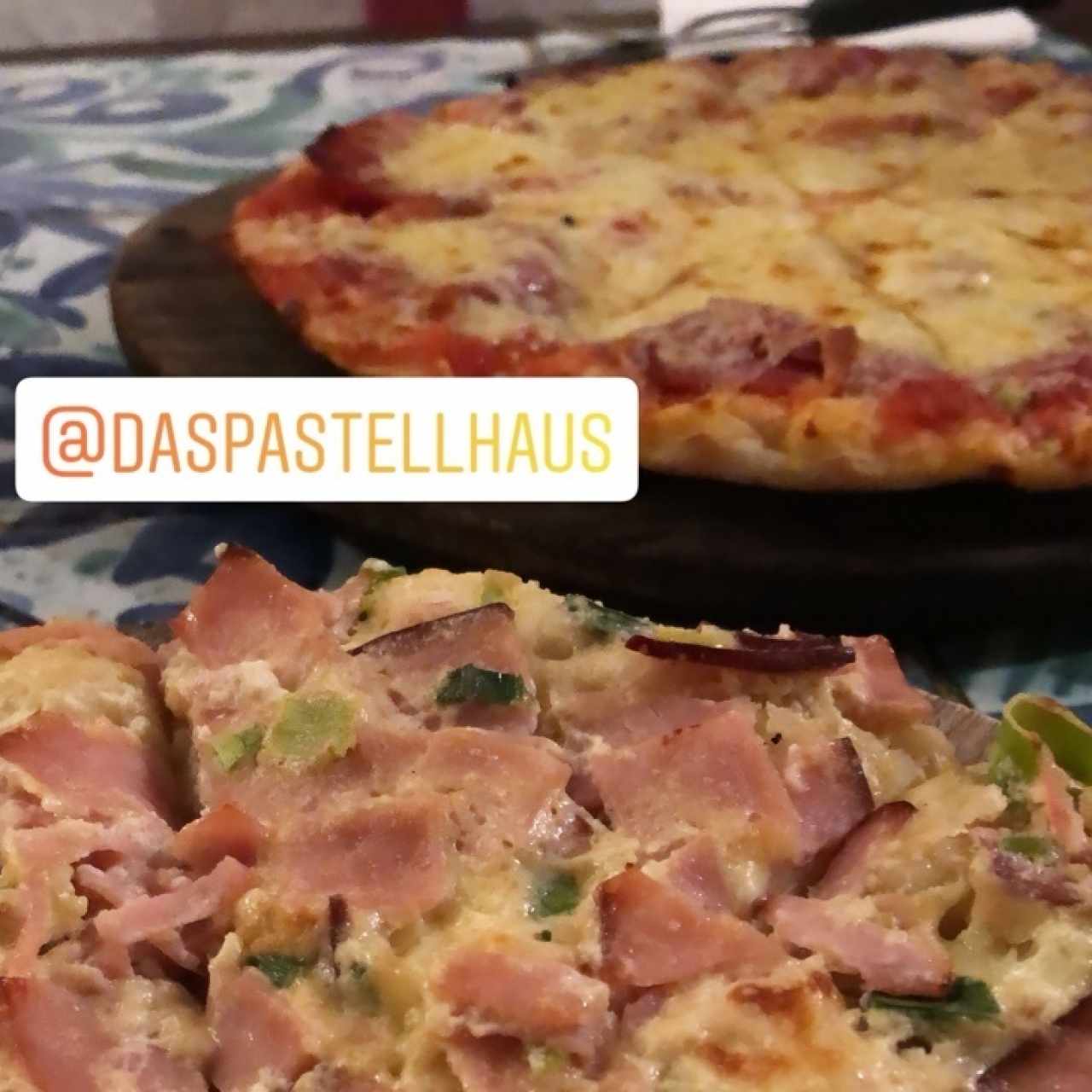 pizza crema blanca jamon y ajoporro. pizza tradicional salchichon tipo milano