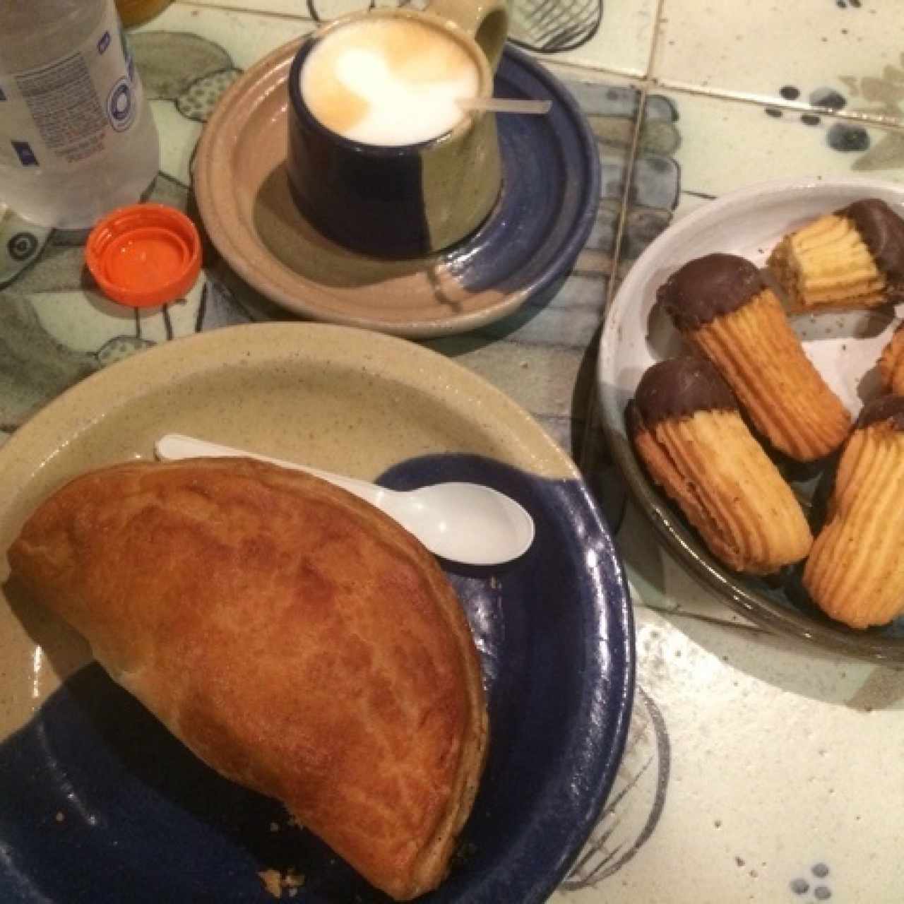 pastel de pollo, paste seca y cafe