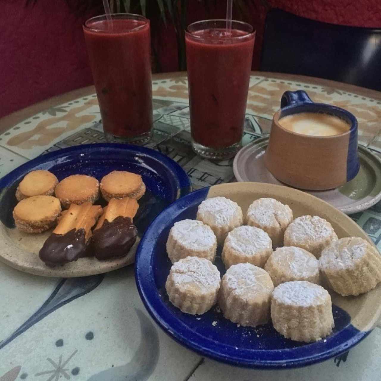 Pasta seca, café y jugo de mora