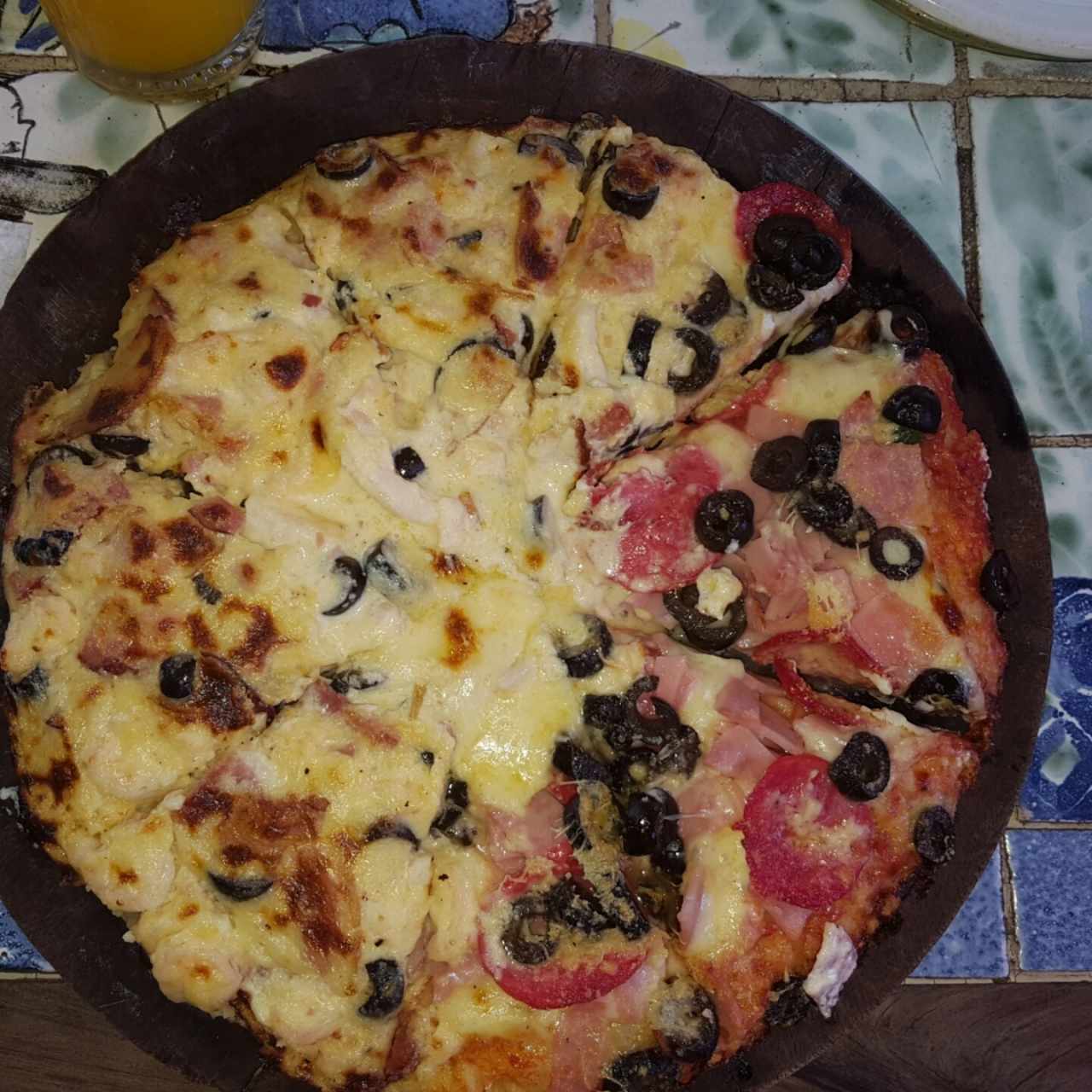Mitad de Crema con camarones y aceitunas y mitad de jamón peperonni y aceitunas
