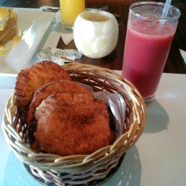Trío de pastelitos andinos con jugo de tomate de árbol, guayaba y fresa