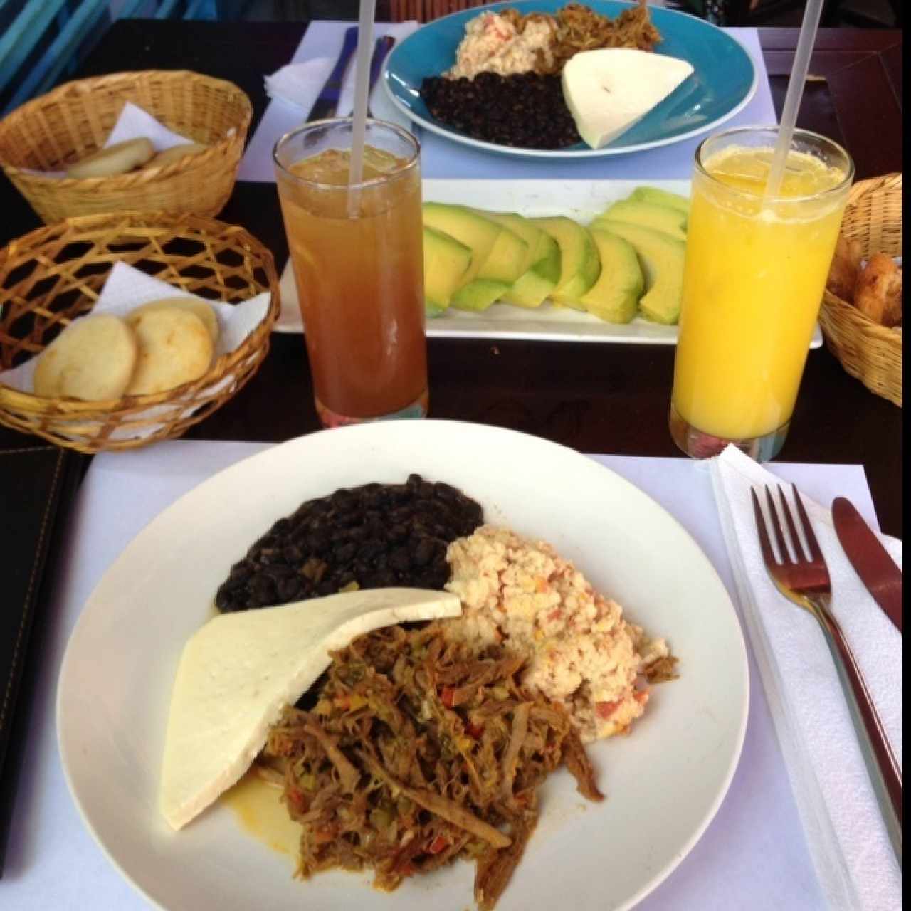 Desayuno Criollo, Arepitas/Chicharron, Te Negro, Aguacate y la mejor compañía 