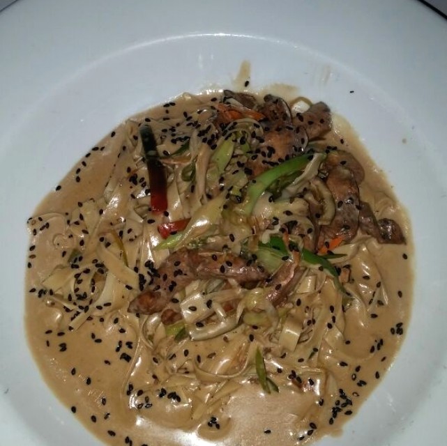 Fetuccinni con tiras de pollo