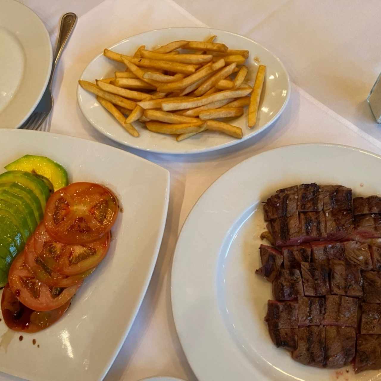 Carne a la Plancha con Aguacate y Tomate con Papas Fristas
