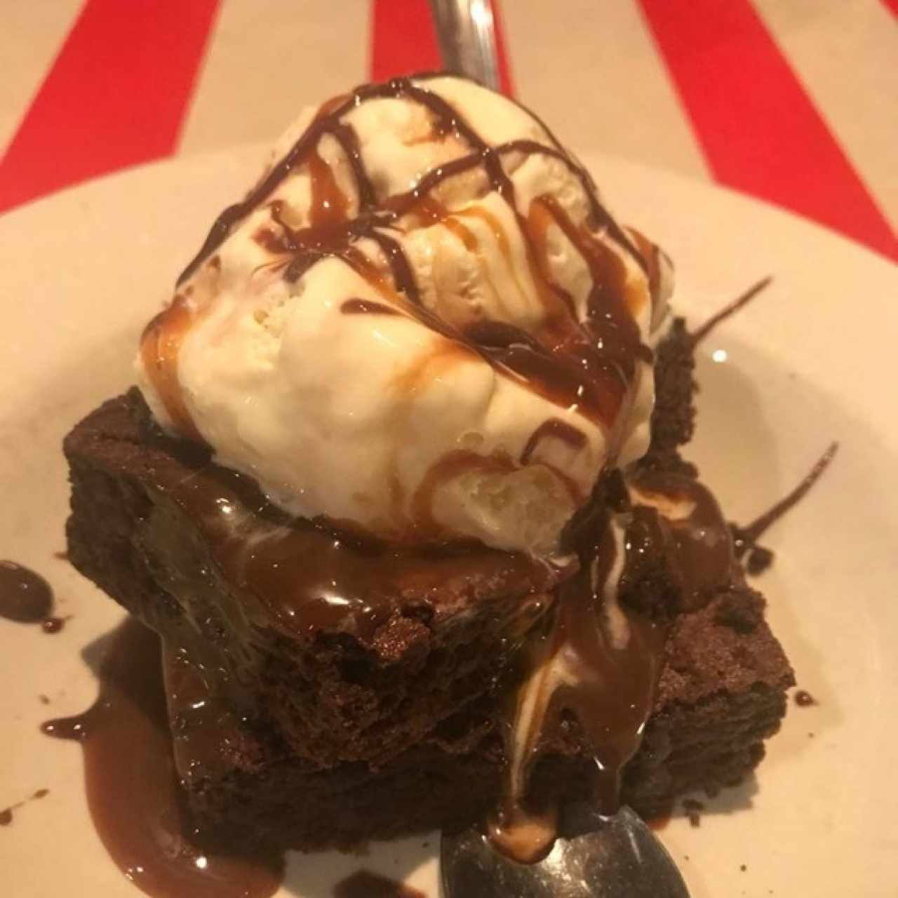 Brownie con helado