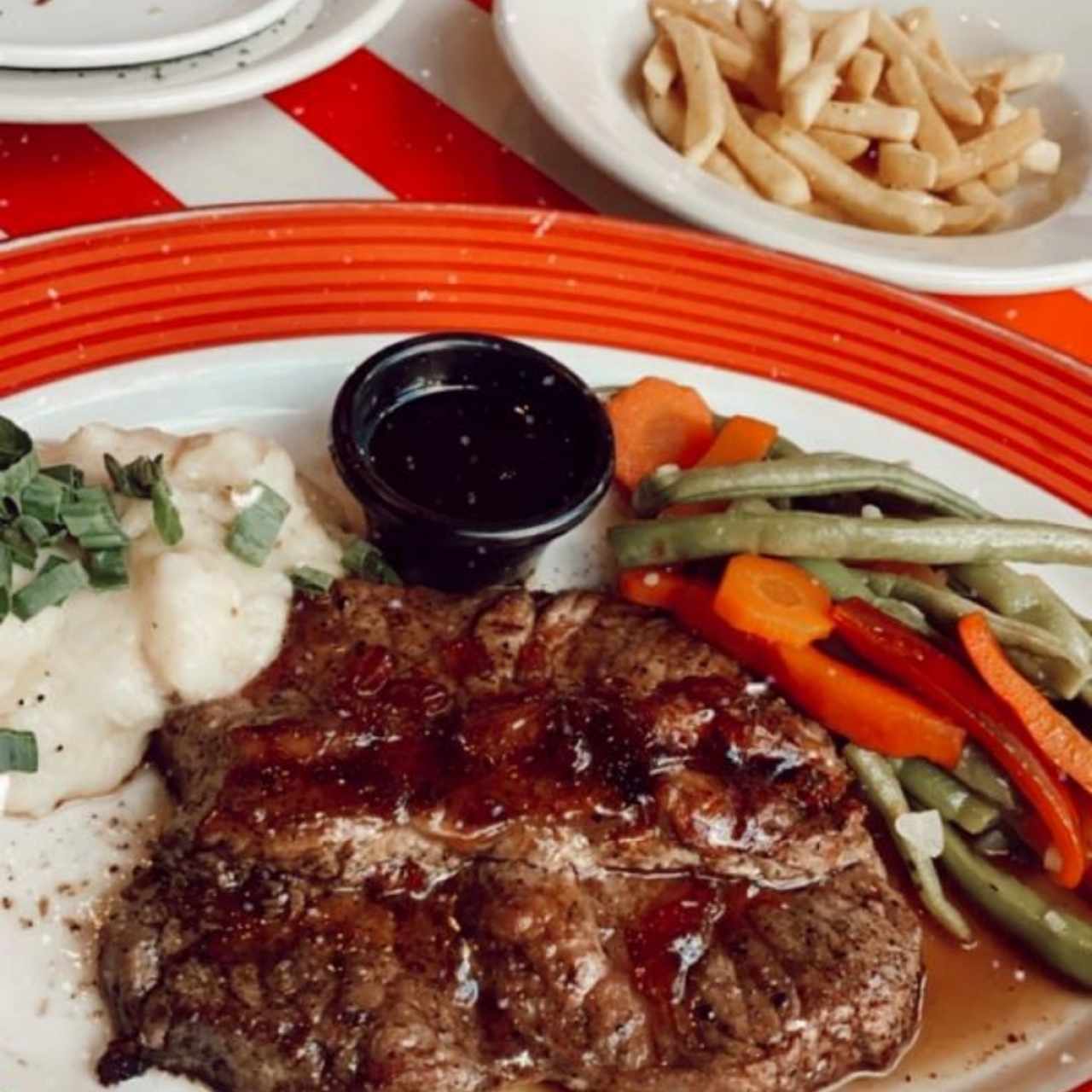 Jack daniels steak con adicional de papas fritas. La carne estaba muy buena y fresca. 