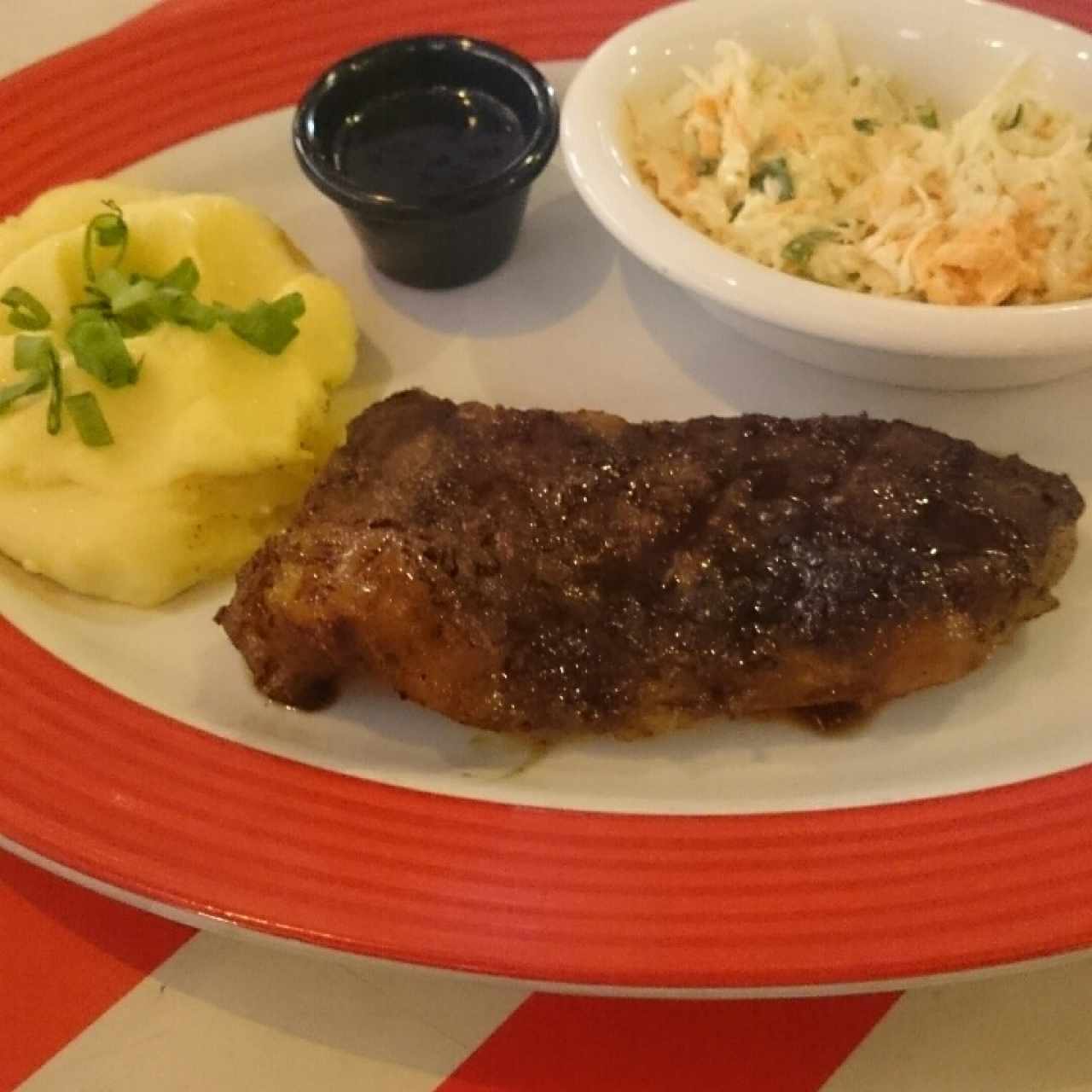 Jack Daniels Steak con puré de papas y coleslaw. 