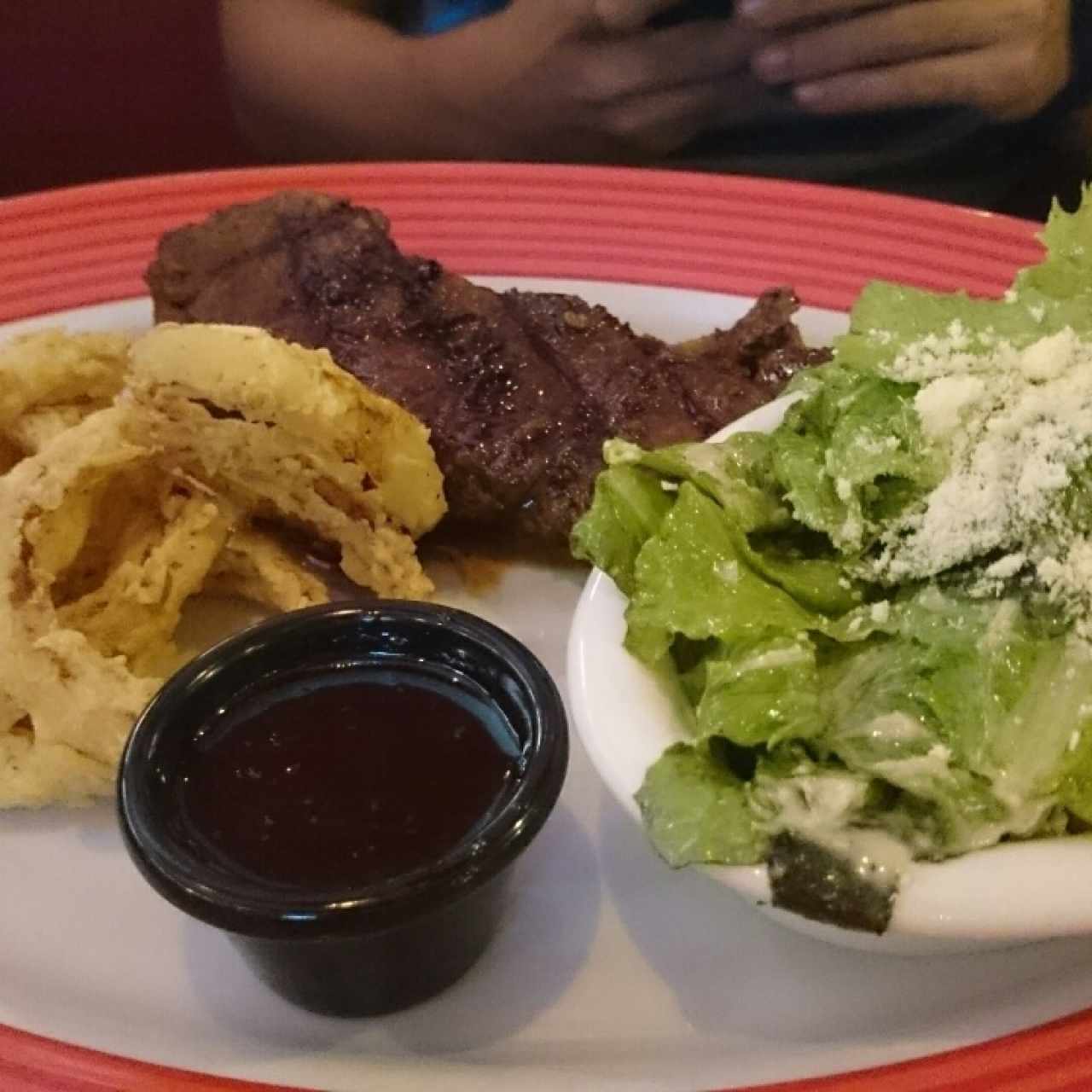 Jack Daniels Steak con aros de cebolla y ensalada cesar. 