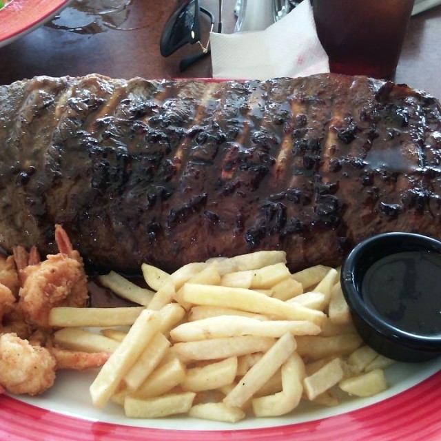 Costillas de cerdo con camarones rebozados y papas fritas!!!