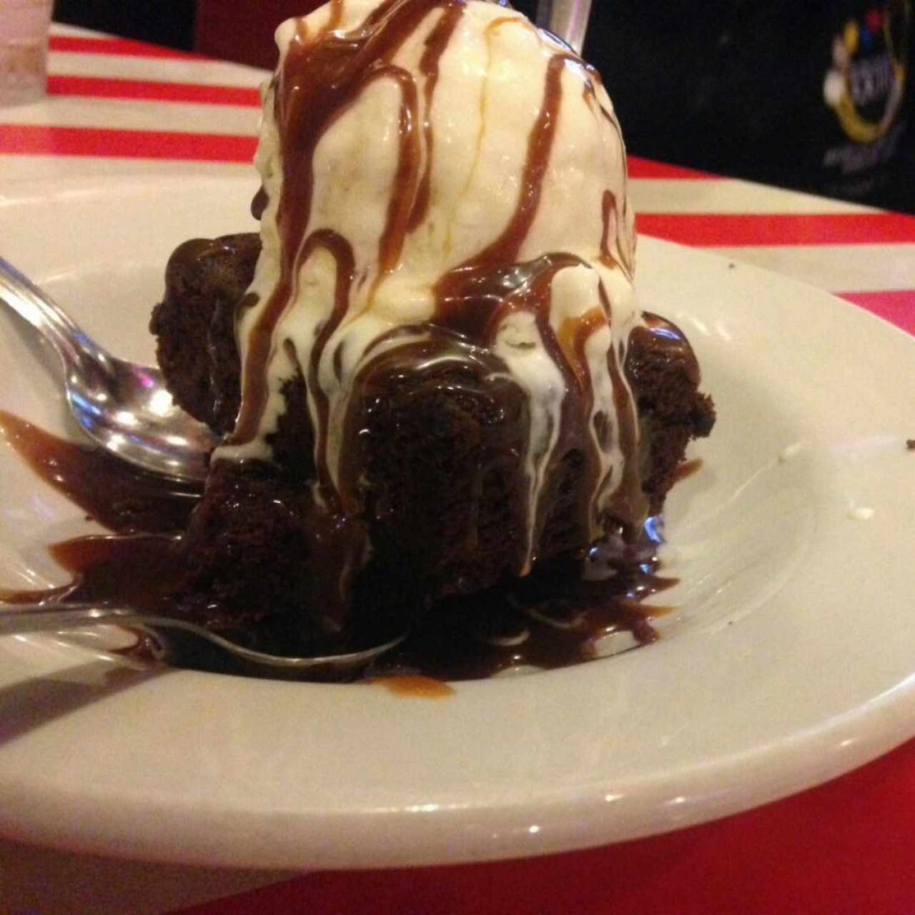 Torta doble de chocolate  con helado