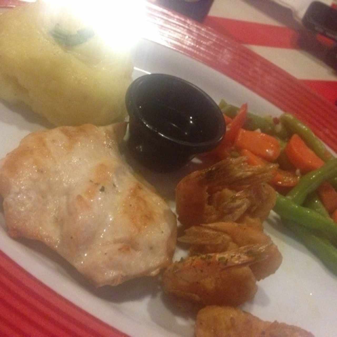Camarones y pollo a la parrilla! 
