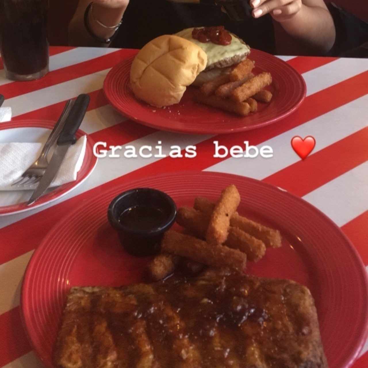 chesse burger y costillas jack daniels /acompañados con yuca 