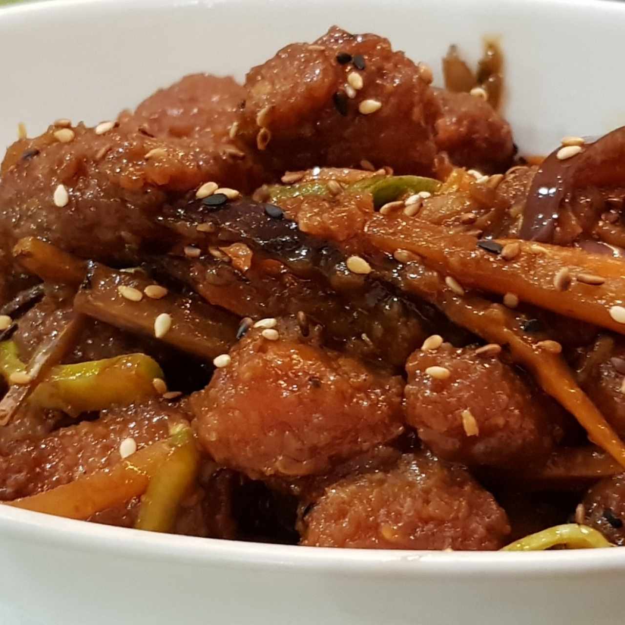 pollo con vegetales salteados