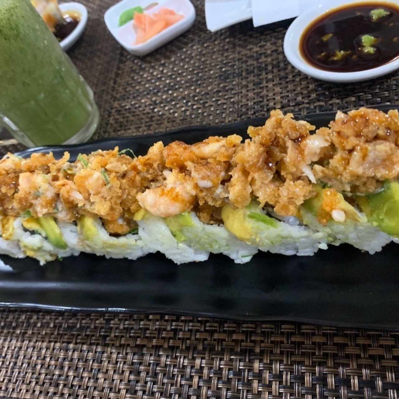 roll con topping de langostinos