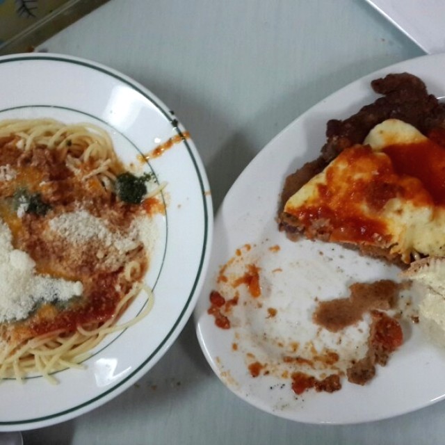Espaguetis tres salsas, cotoleta a la parmesana ????