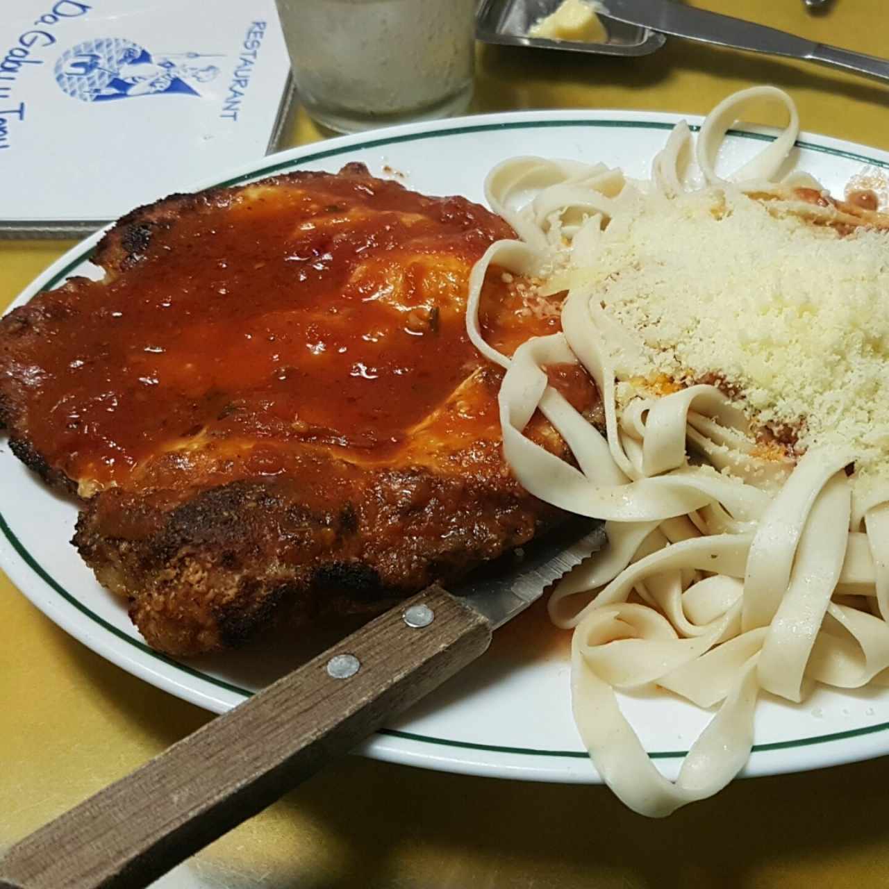 suprema a la Parmesana con pasta bologna