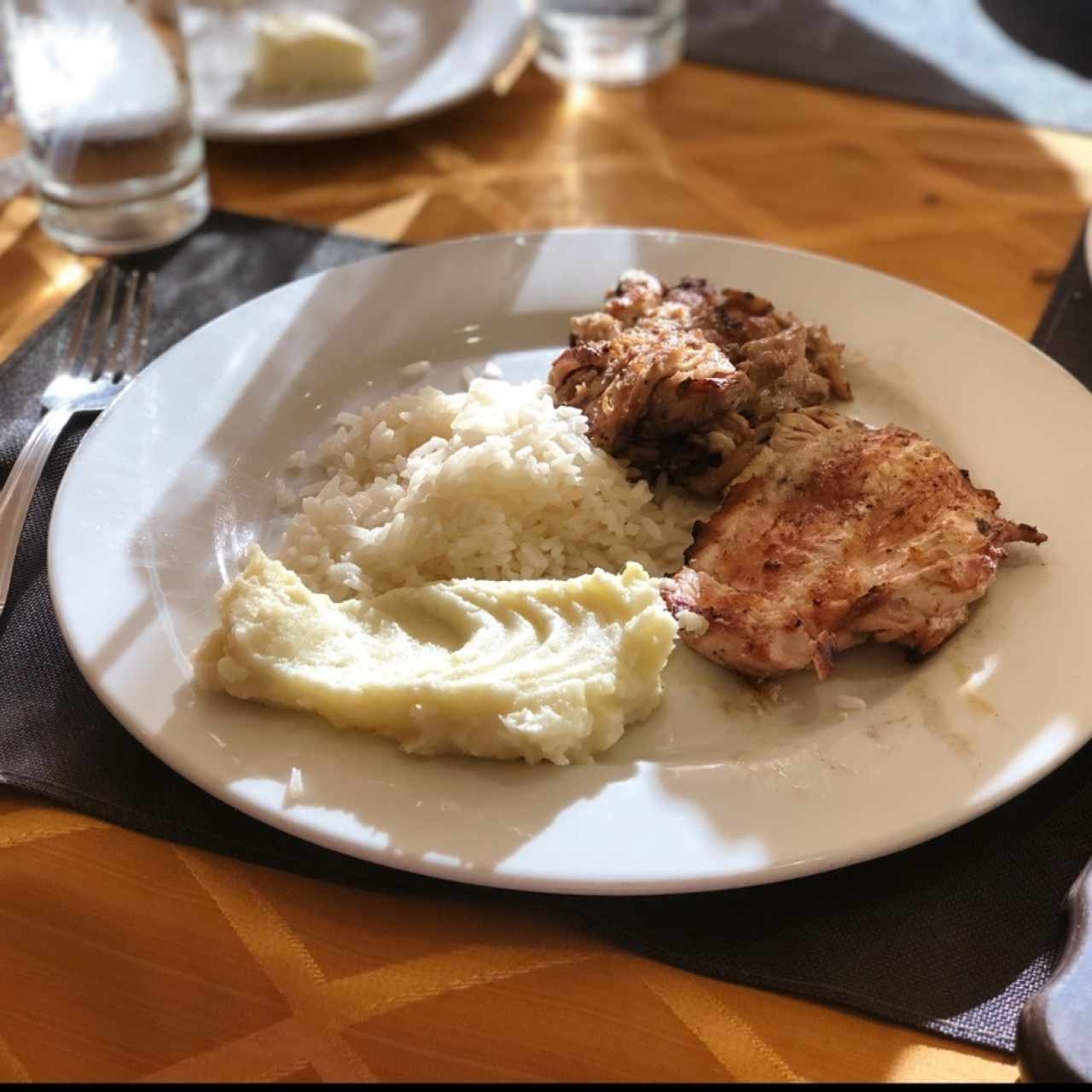 Pollo deshuesado a la parrilla con arro y pure de papa BUENO