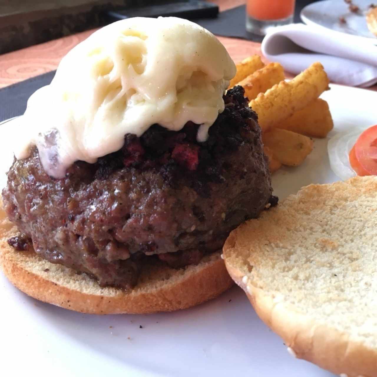 Hamburguesa rellena de chorizo y morcilla, con queso telita