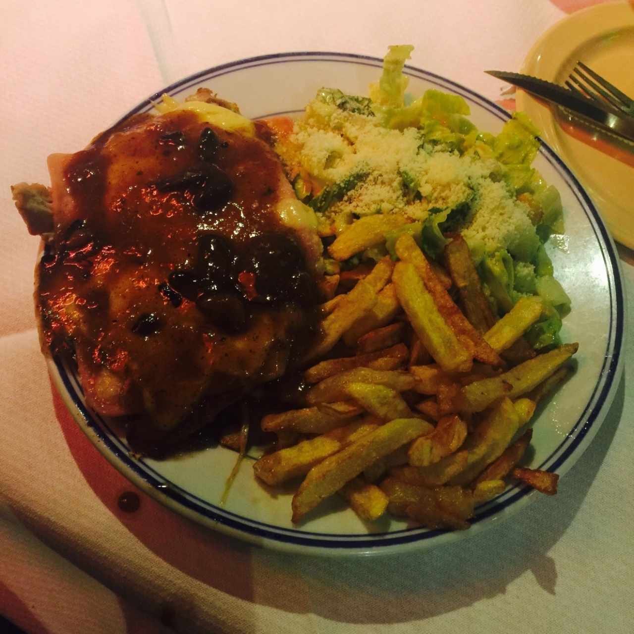 Suprema de pollo, ensalada cesar & papas fritas