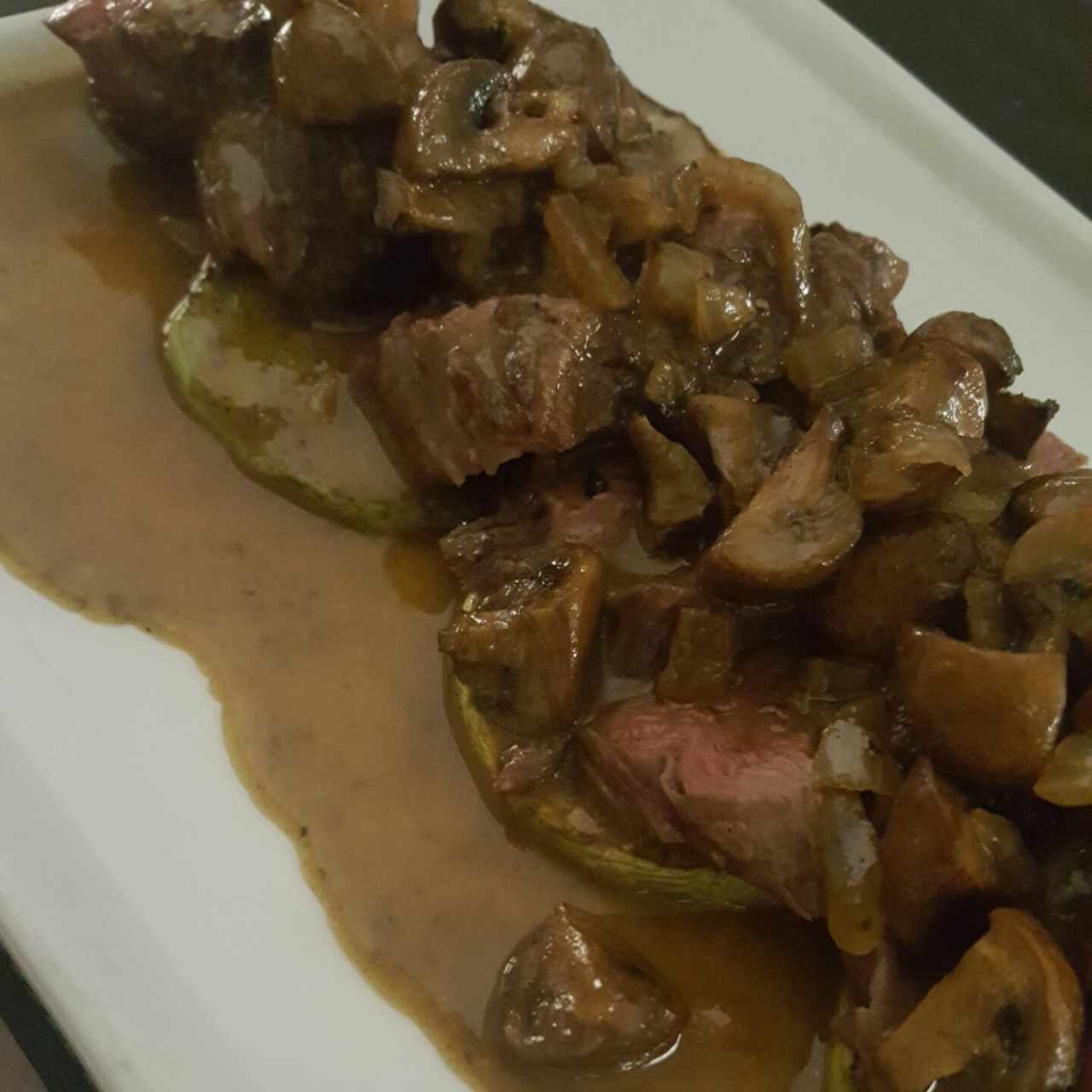 Escalopas de lomito con vegetales en salsa de champiñones