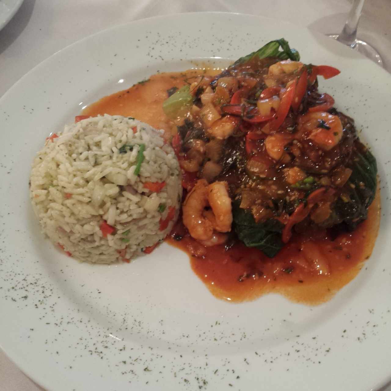 mahi mahi con camarones y arroz salteado