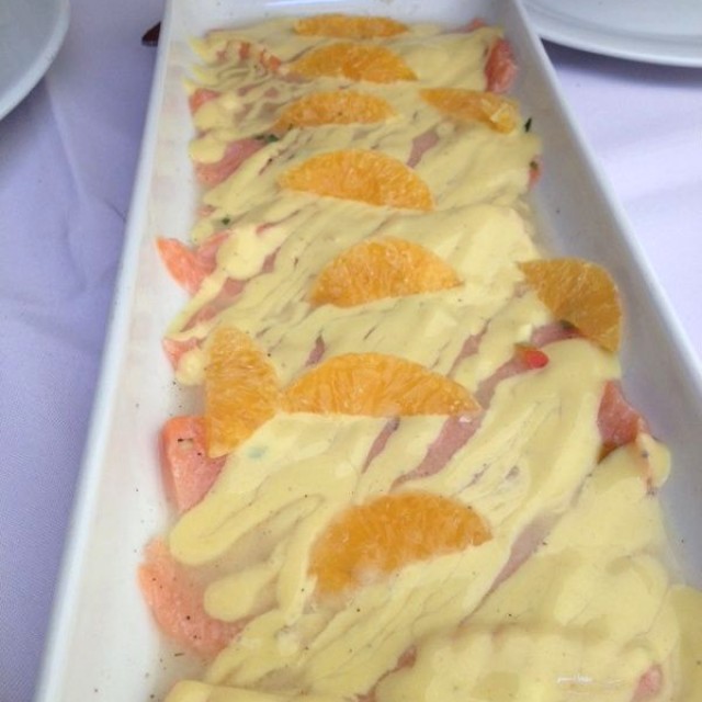 Tiradito de salmón con mandarina