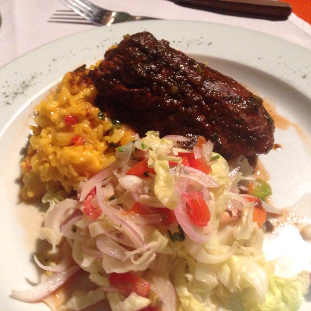 Seco de lomo con risotto de aji amarillo y ensalada  fresca 