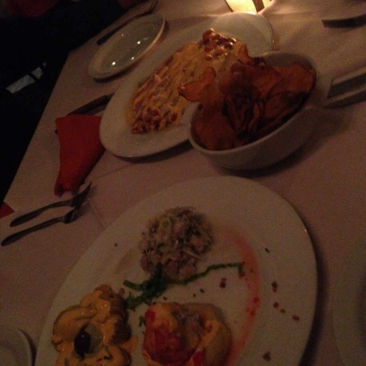 tiradito de pescado, chips de batata y degustación chiru
