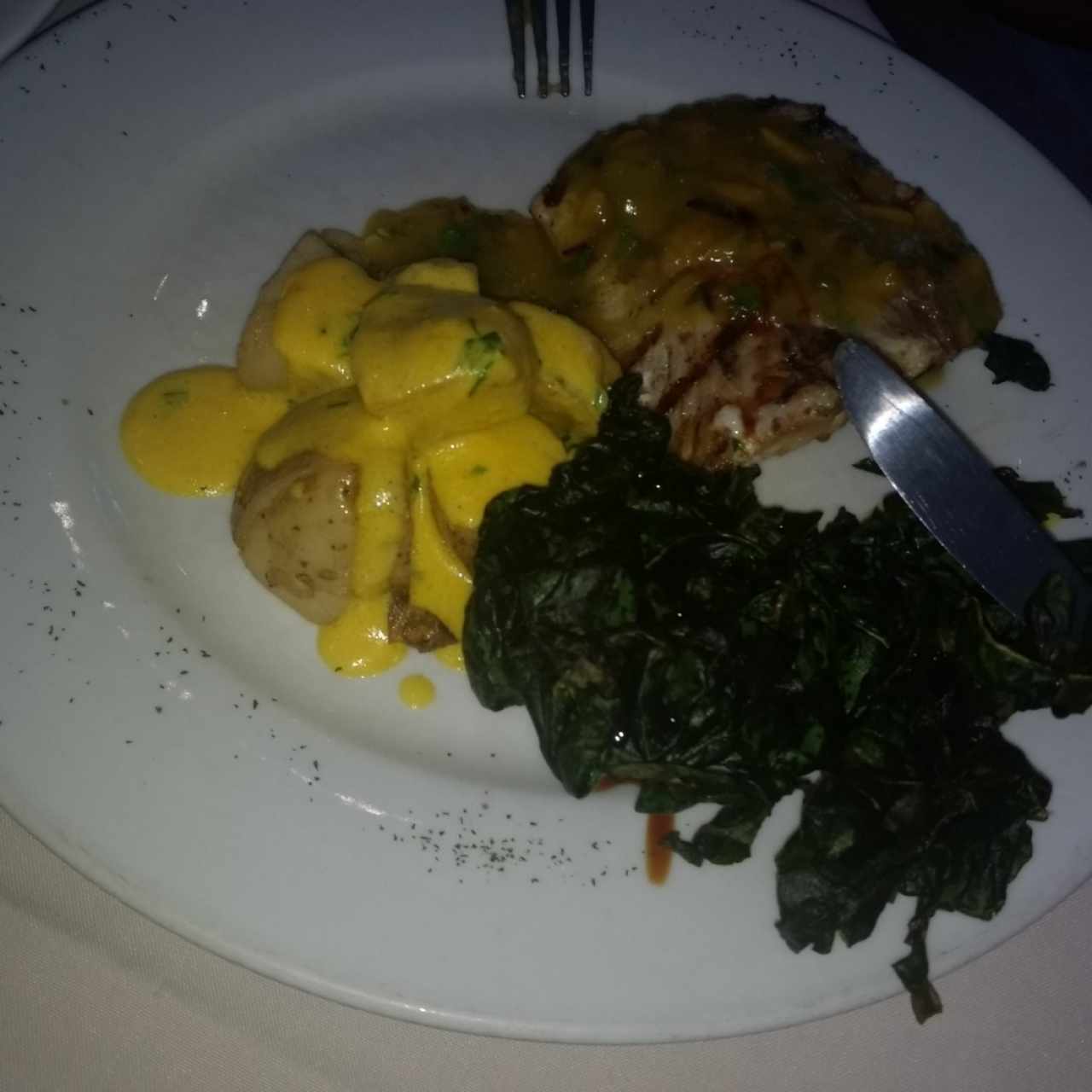Mero con salsa de mango y papas. 