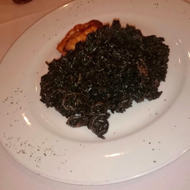 Arroz pirata - risotto de calamares en su tinta con bastones de pescado frito una delicia