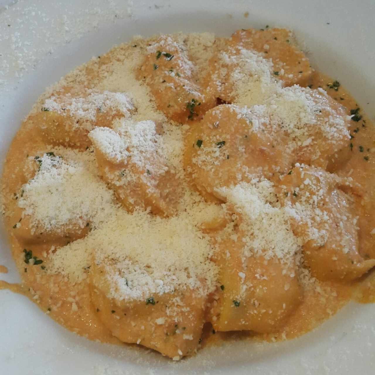 Torteloni de calabaza rellenos de salmón 