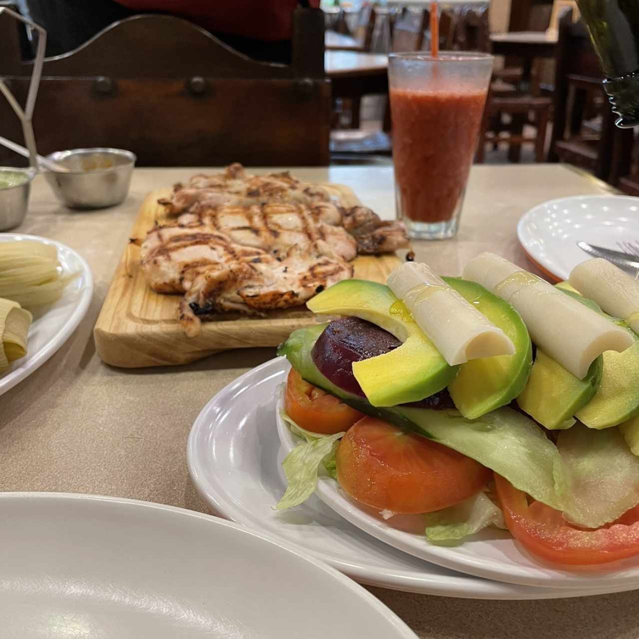 Churrasco de pollo com ensalada mixta 