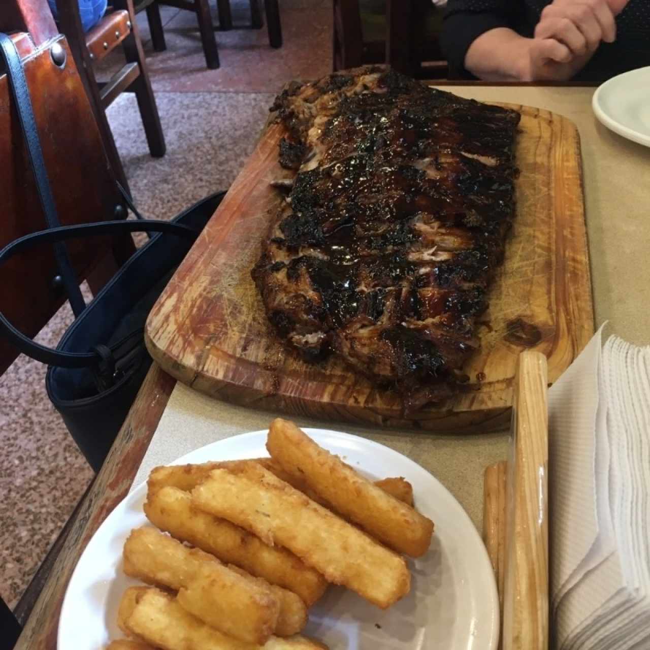 rack de costillas y yuca frita