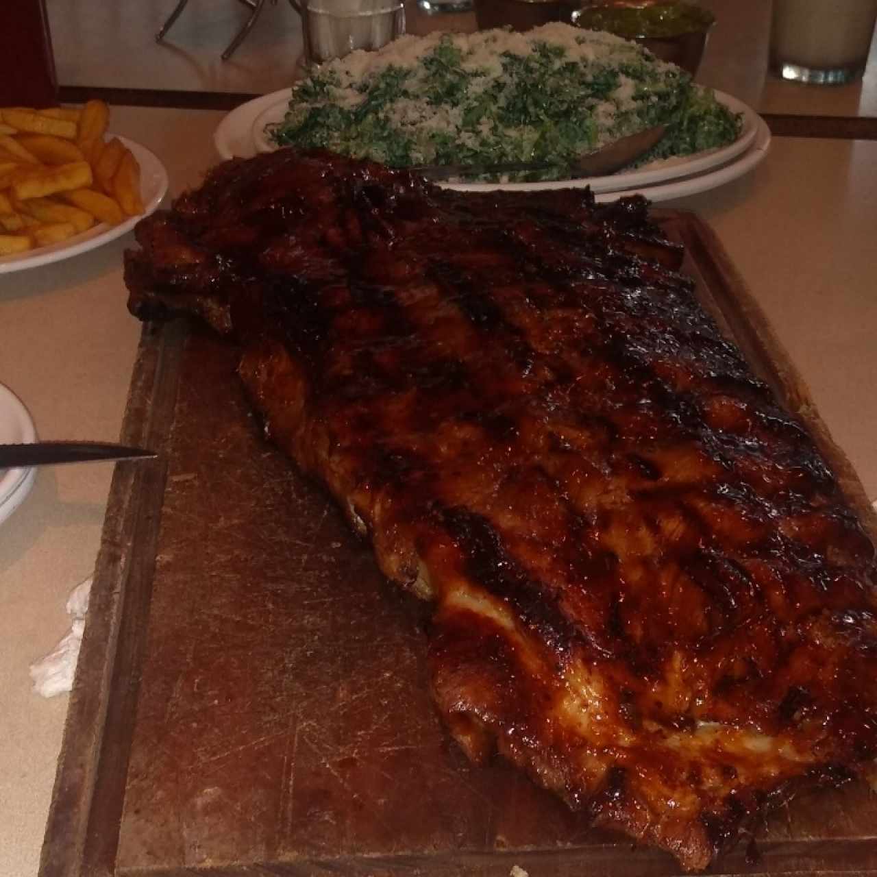 costillas BBQ con papas fritas