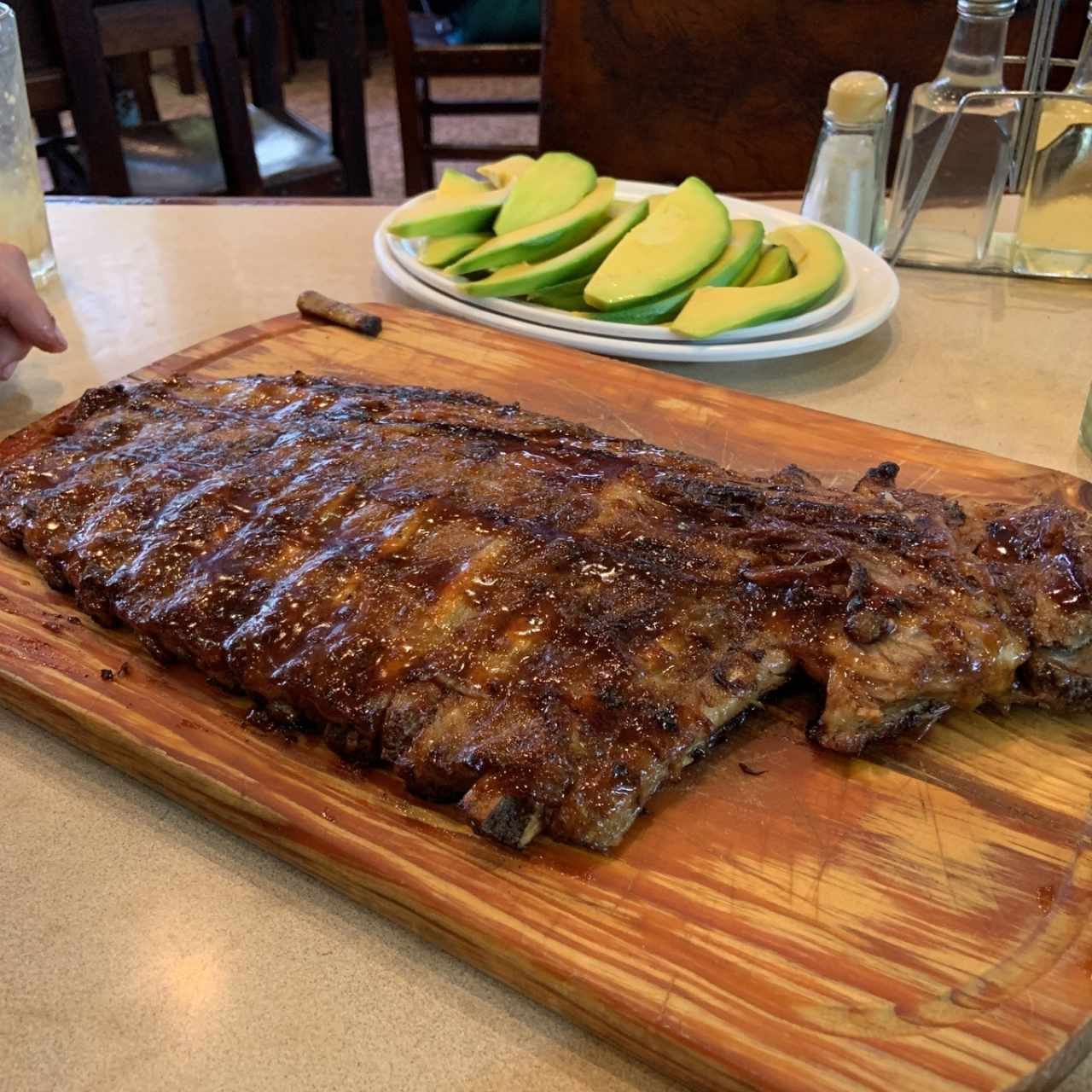 Ración de costillas BBQ